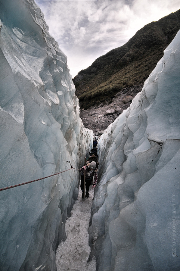 Camminando nel ghiacciaio Fox in Nuova Zelanda