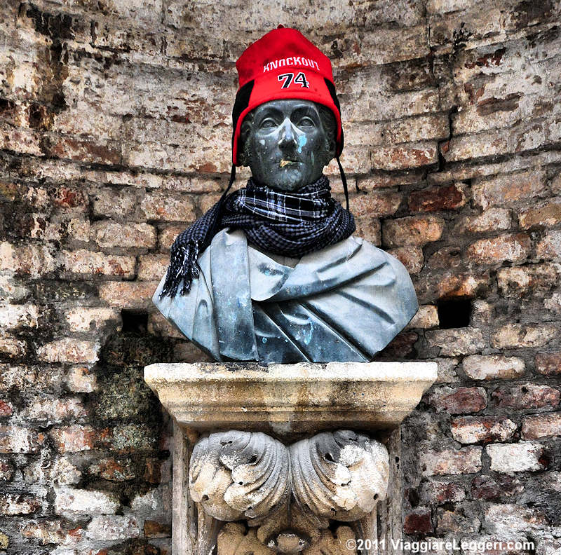 Urbino, statua con berretto