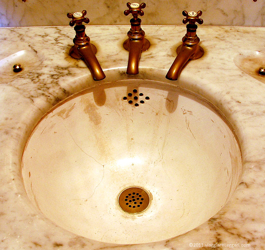 Un lavandino con tre rubinetti
