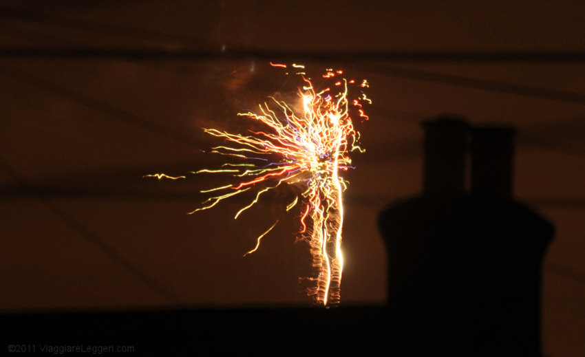 Pessima foto dei fuochi d'artificio davanti a casa mia