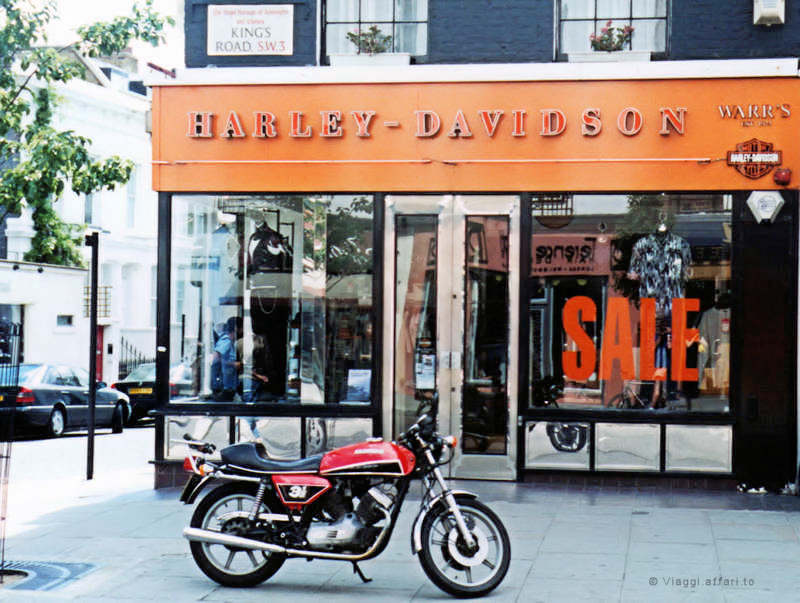 Moto Morini a Londra, di fronte ad un negozio Harley Davidson. Priceless
