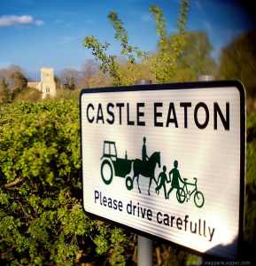 Castle Eaton, Cotswolds: pub, chiesa, Tamigi