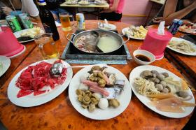 Mangiare cinese: hot pot, steamboat