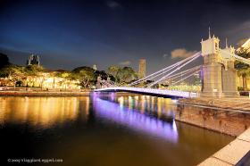 Un ponte pedonale a Singapore: il Cavenagh Bridge