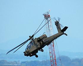 Un AH64D Apache Longbow della RSAF in manovra sopra Marina Bay
