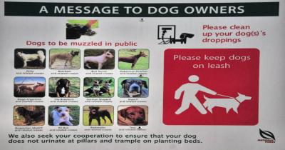 Cartello visto lungo il Kallang River: cani e regole