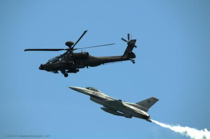  Un F-16 e un AH-64 Apache durante un'esibizione
