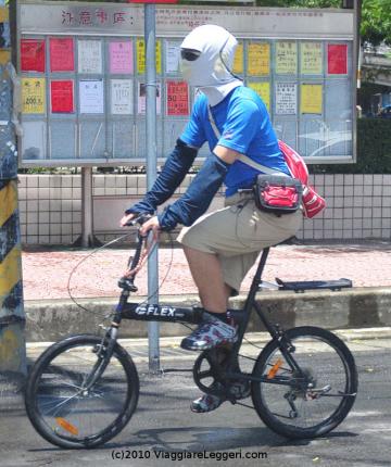 Ciclista taiwanese ben coperto
