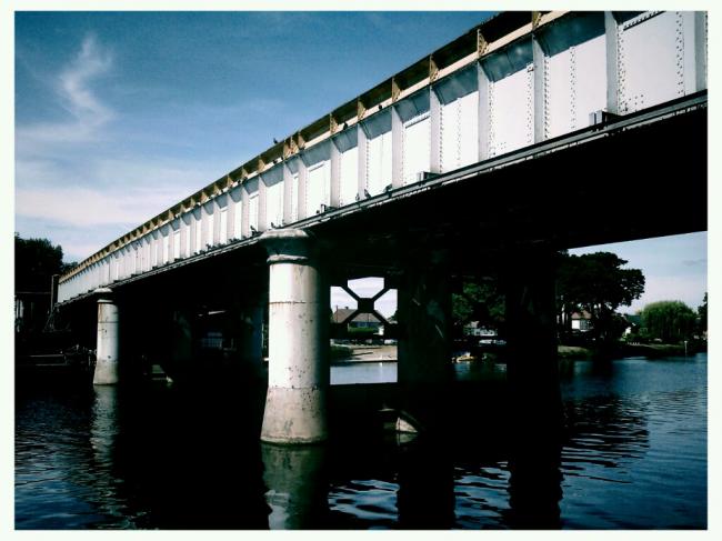 Pedalando lungo il Tamigi: Staines, un ponte