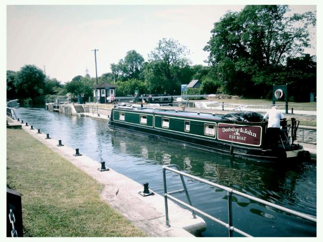 Pedalando lungo il Tamigi: una narrowboat a Sunbury-on-Thames