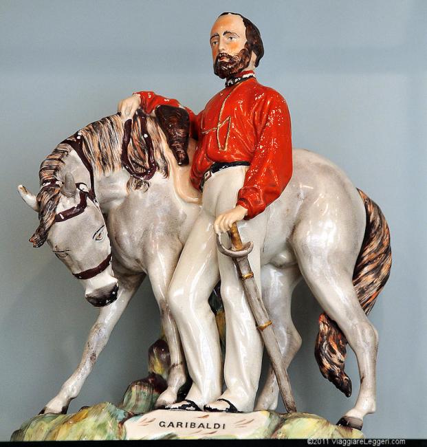 Una statuetta in ceramica raffigurante Giuseppe
