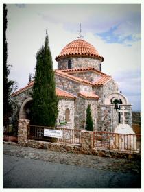 Una piccola chiesa di fronte al monastero di