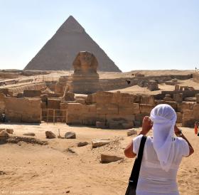 Osservando Sfinge e piramide