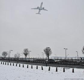 All'aeroporto londinese di Heathrow, la neve