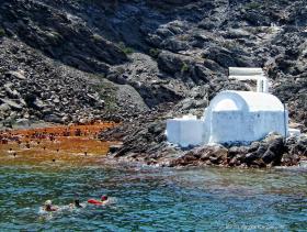 Nuotare nella caldera del vulcano di Santorini