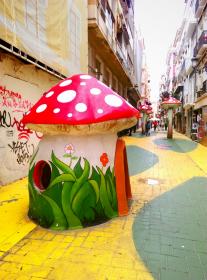 Calle San Francisco, Alicante. Questi funghi