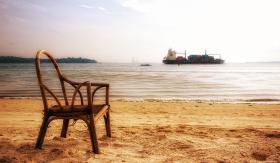 La sedia sulla spiaggia di Singapore