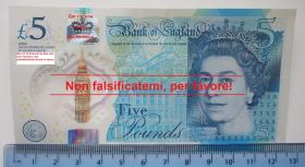 La vecchia banconota da 5 sterline va fuori corso