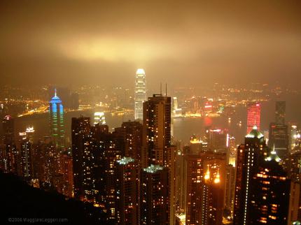 Hong Kong di notte, vista dalla collina che la sovrasta