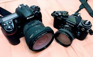 Una reflex digitale e una sua collega a pellicola: Nikon D300 e Nikon FE2
