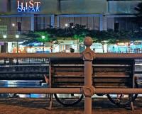 Senza soldi per mangiare su una panchina a Singapore