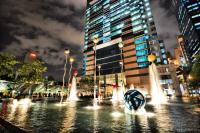 Singapore di notte: fontana vicino a Capital Tower